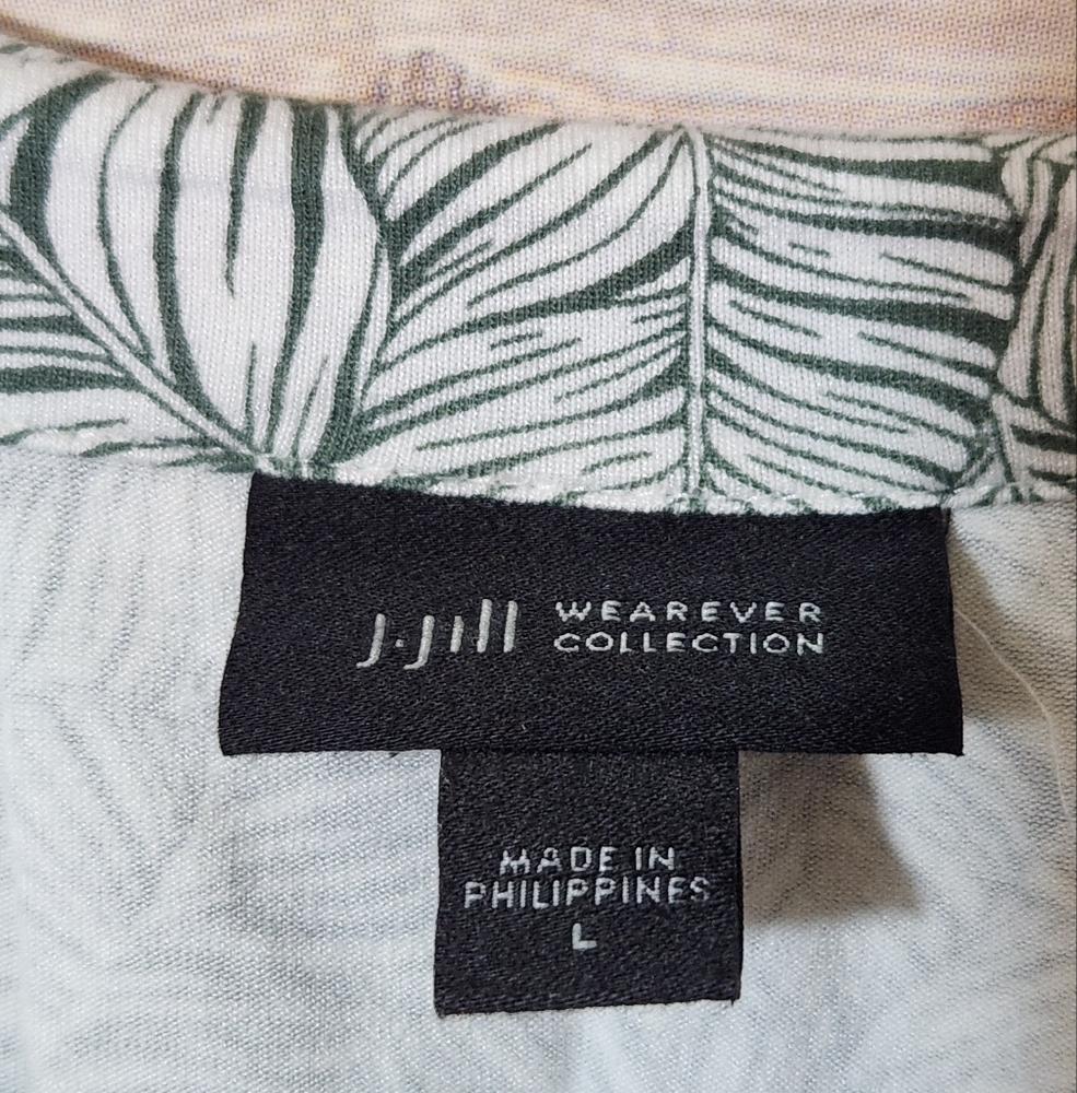 NWOT Leaf Print Vneck Tee - Picture 2 of 4